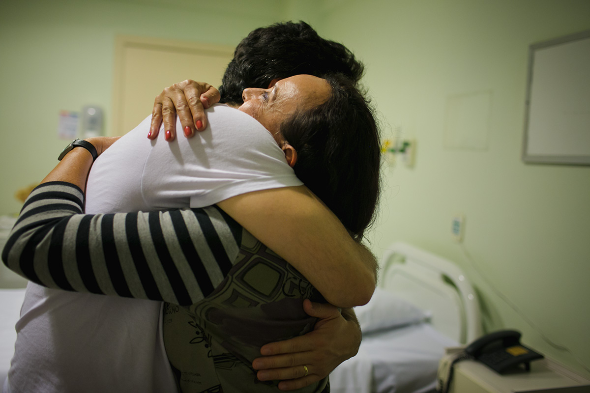 mãe abraça filho emocionada pelo nascimento do neto em foto feita por adrianacostafotos