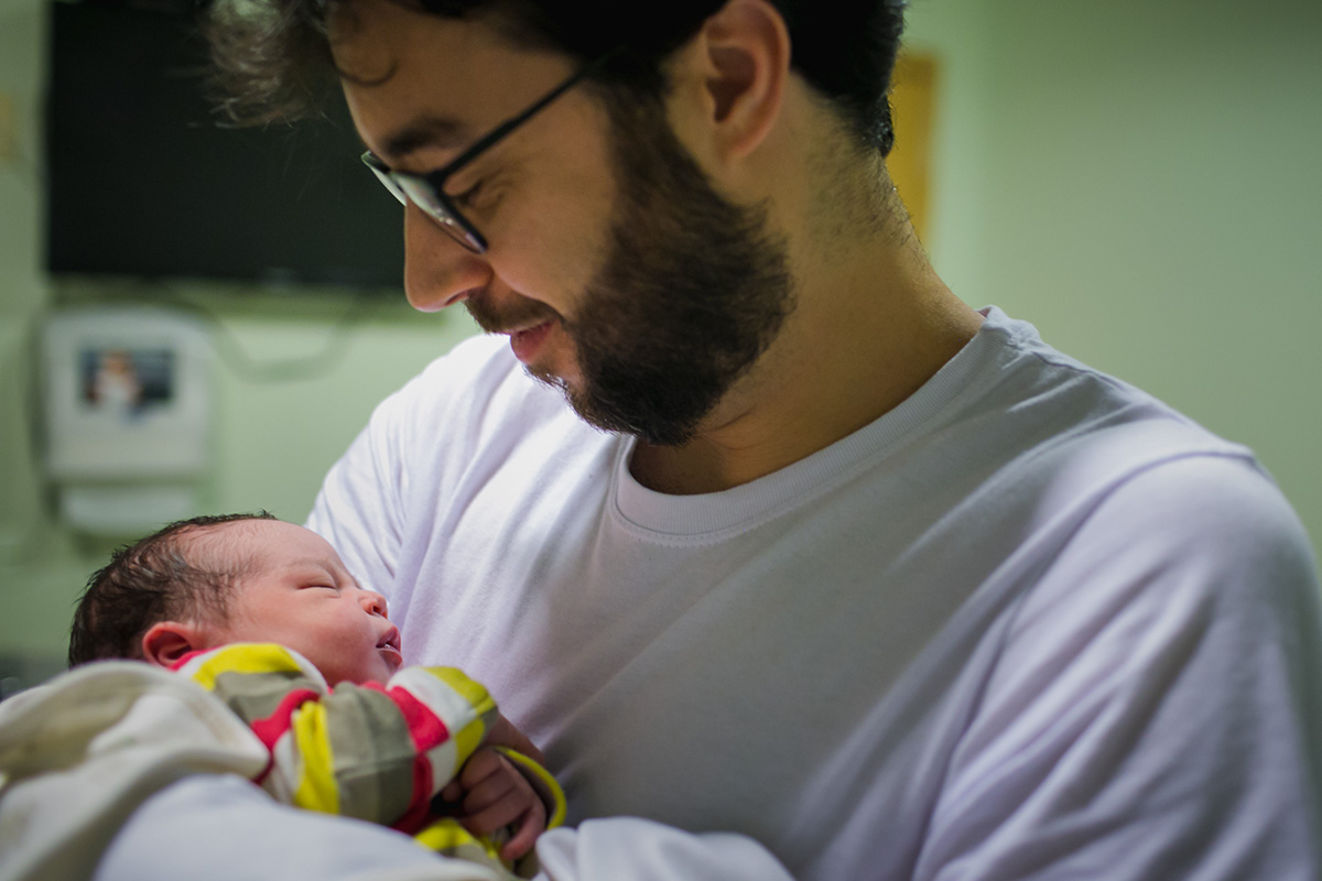 pai emocionado com o filho que acaba de nascer