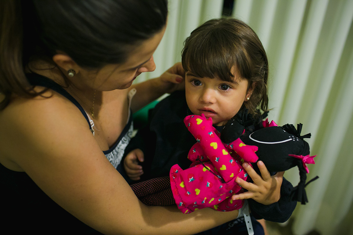 mãe dá presente para a filha mais velha pelo nascimento do seu segundo filho