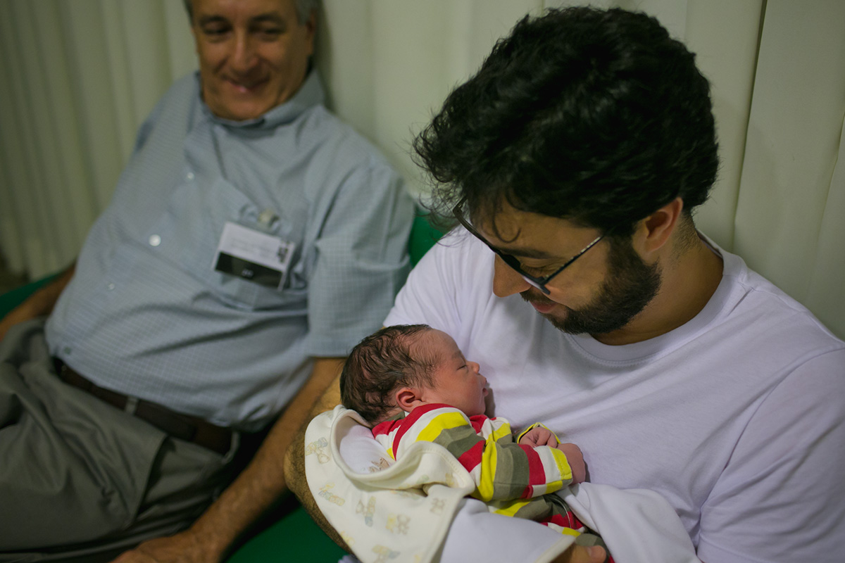 foto do avó, filho e neto logo após seu nascimento por adrianacostafotos