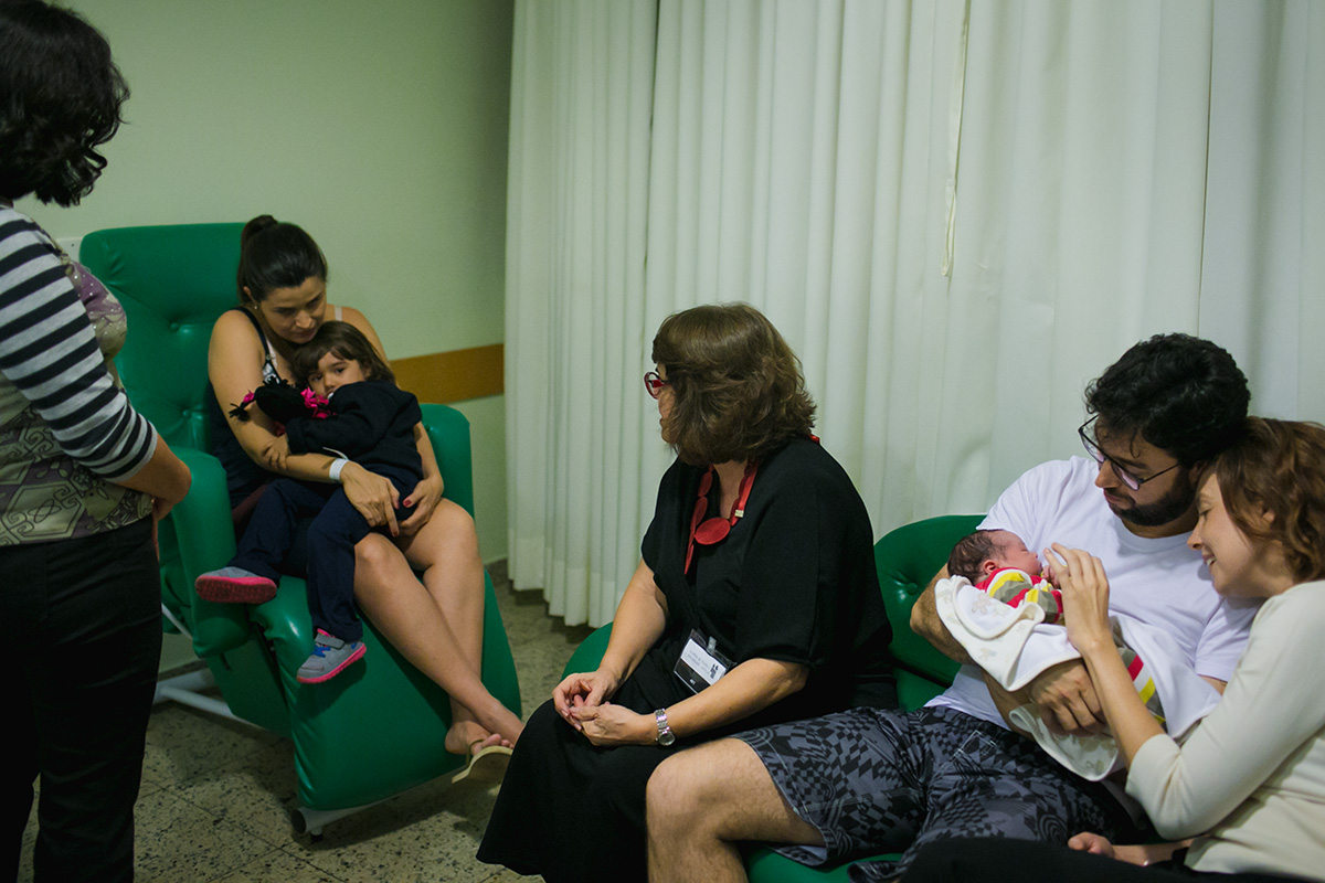 família reunida na maternidade para receber o bebê que acaba de nascer
