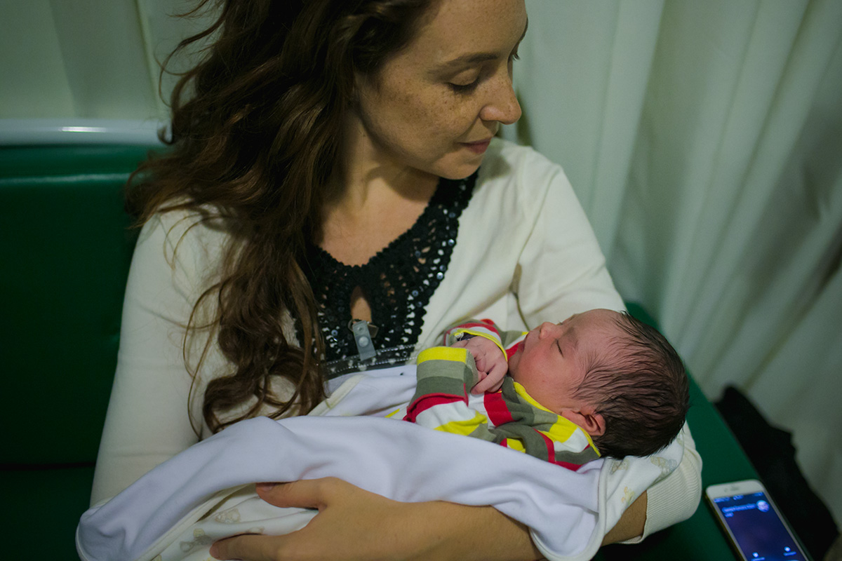 tia pega sobrinho no colo que acabou de nascer em foto feita por adrianacostafotos