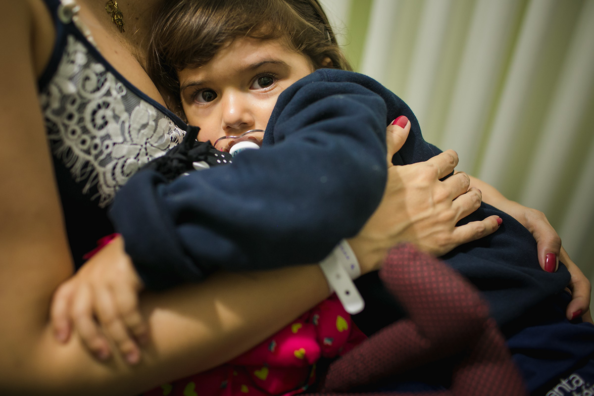 filha mais velha com ciumes do irmãozinho que acaba de nascer