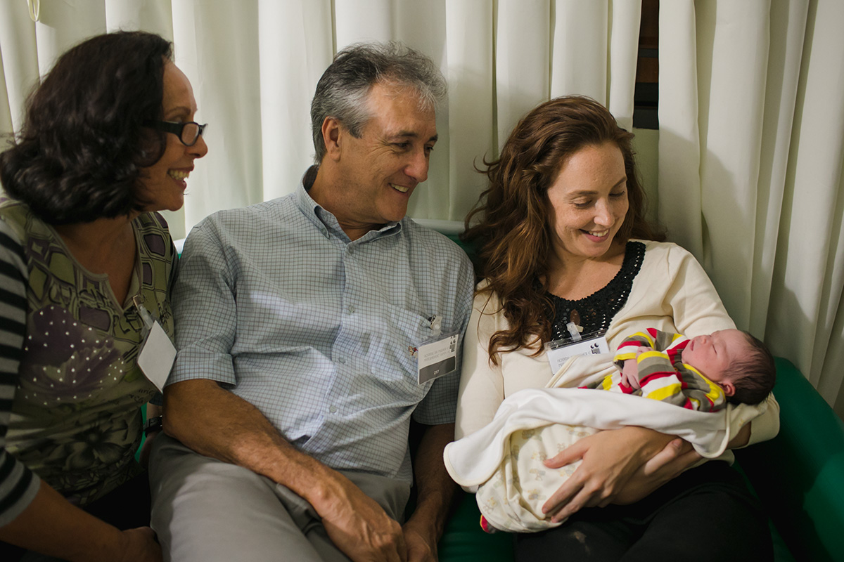 bebê na maternidade com a família paterna