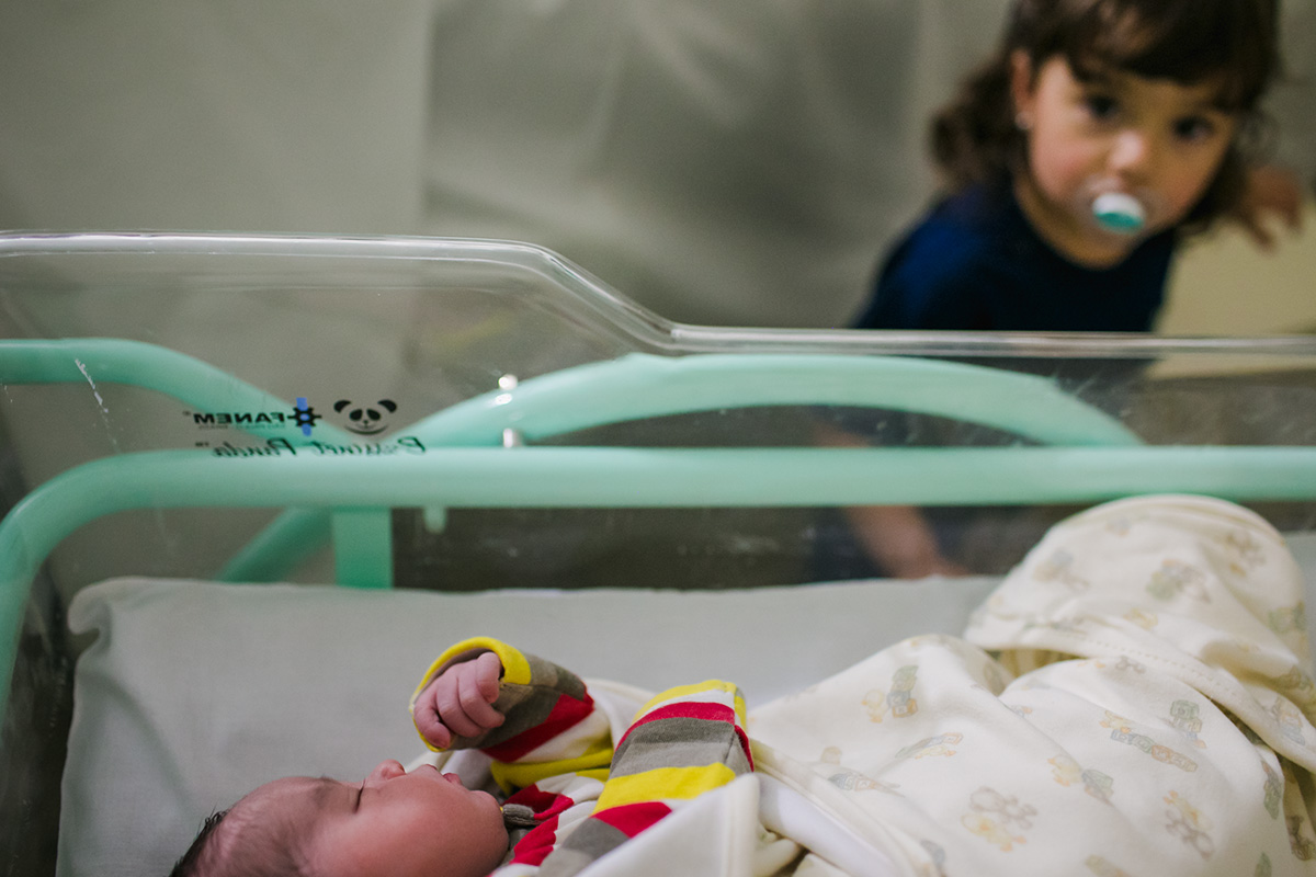 foto da irmã vendo o irmão que acabou de nascer por adrianacostafotos