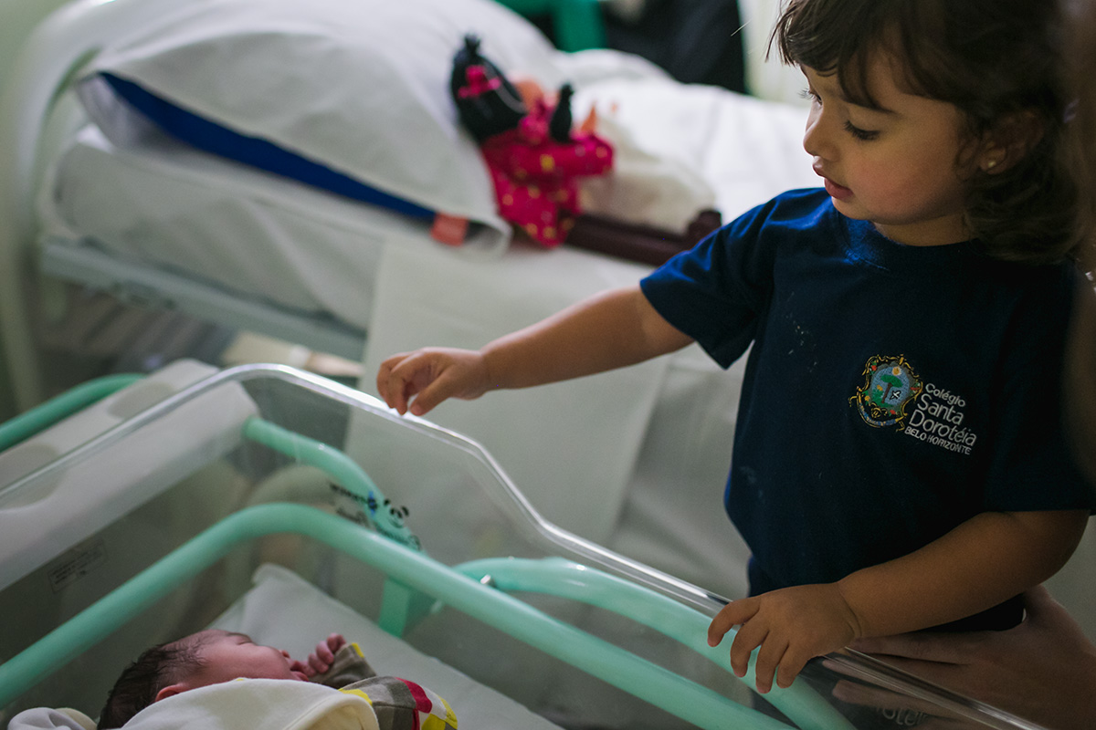 irmã quer fazer carinho no seu irmão na maternidade santa fé