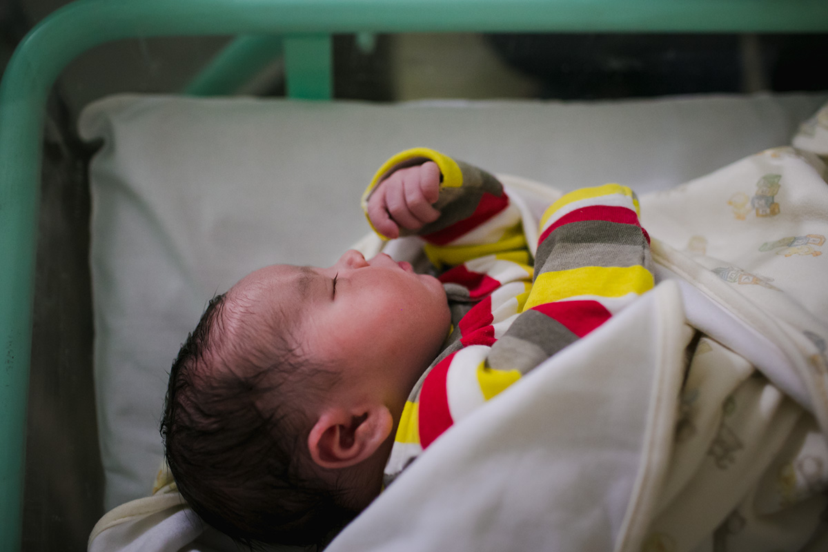 bebê em seu primeiro dia de vida por adrianacostafotos