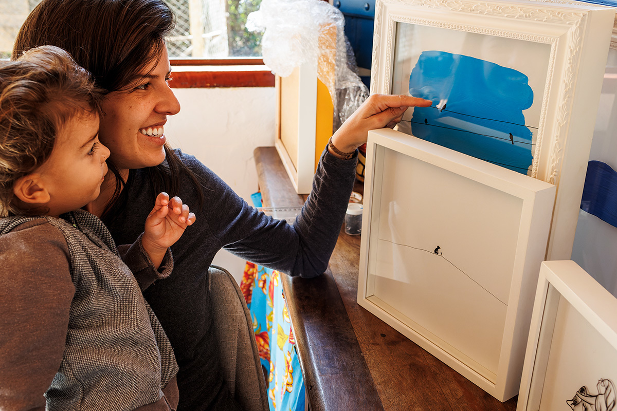 Kk Bicalho e seu filho em seu ateliê na Serra do Cipó