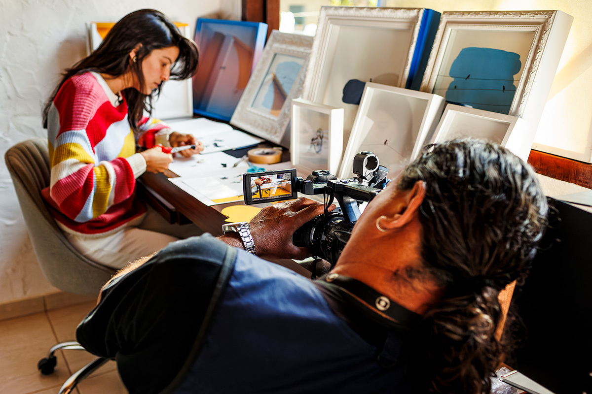 Kk Bicalho sendo entrevistada para o programa Terra de Minas da Rede Globo