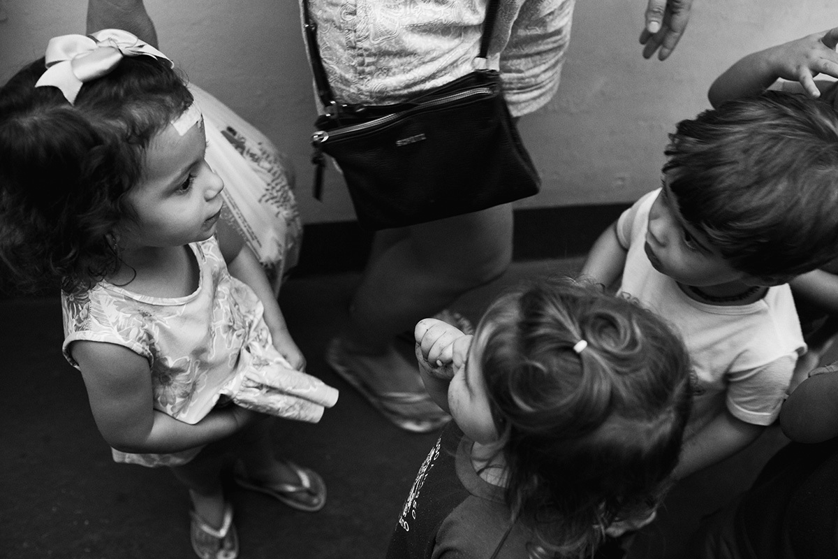 foto de menina com colegas da escola no acompanhamento de um dia da família