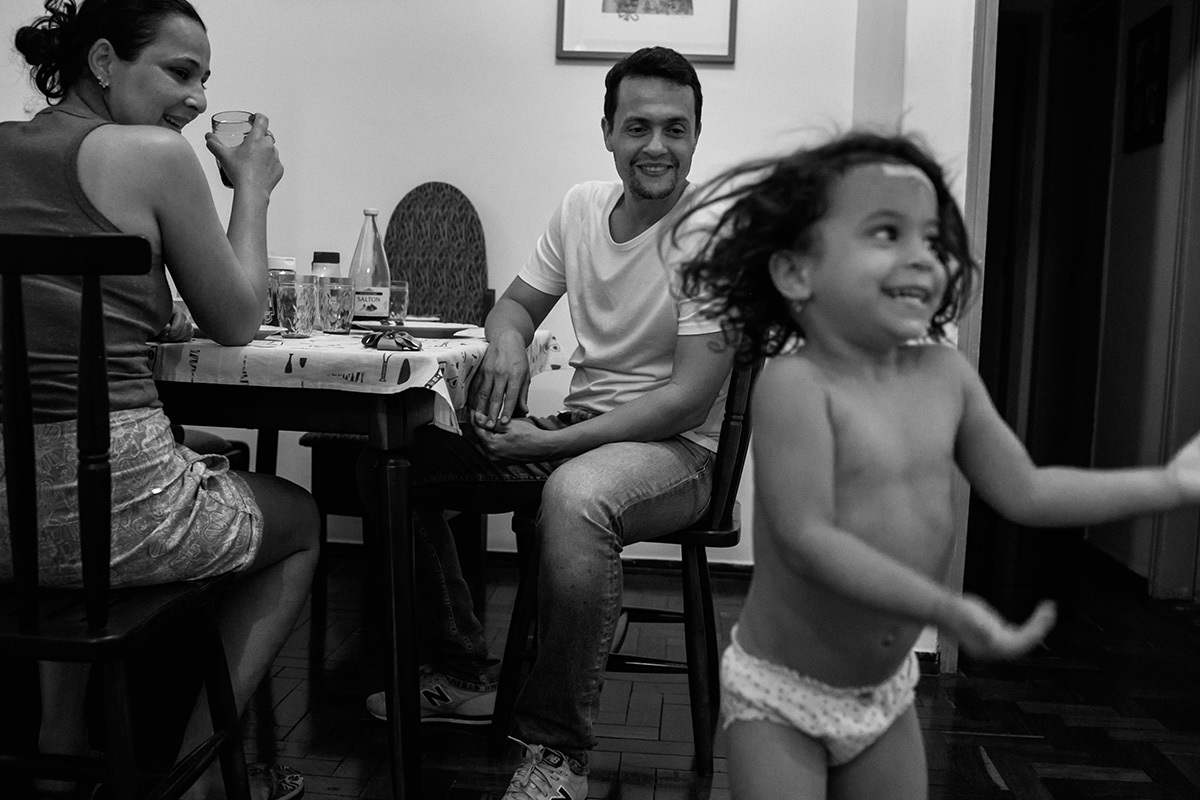 pais rindo da filha brincando