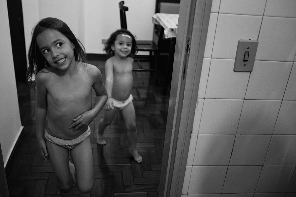 crianças andando pela casa