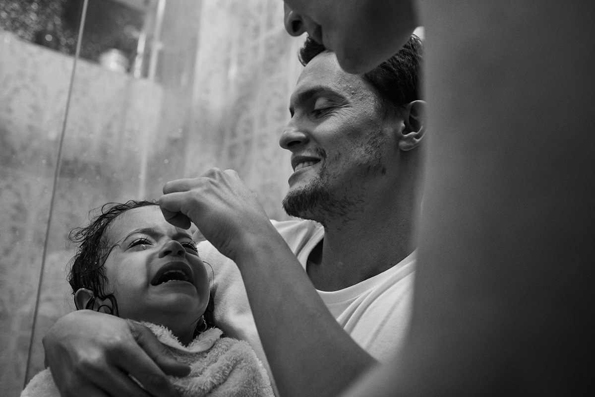 pai trocando curativo da filha no documental de uma família