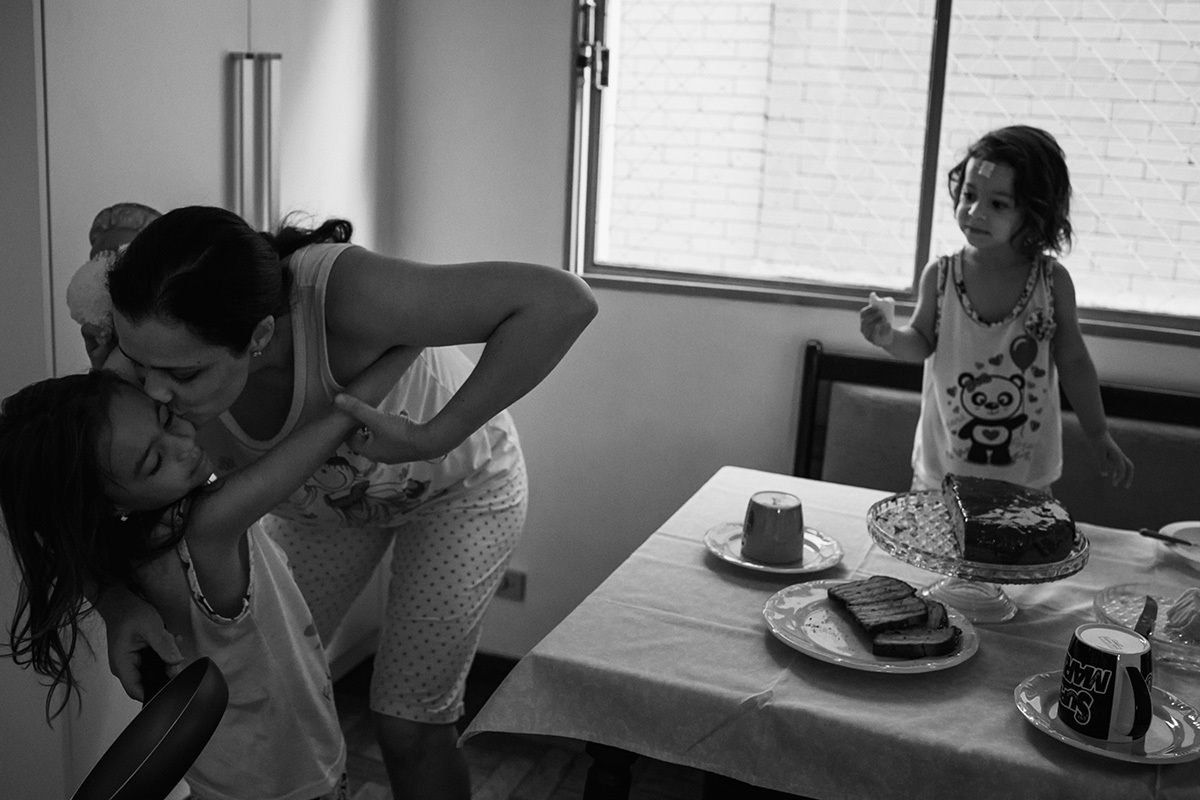 mãe dando bom dia às filhas