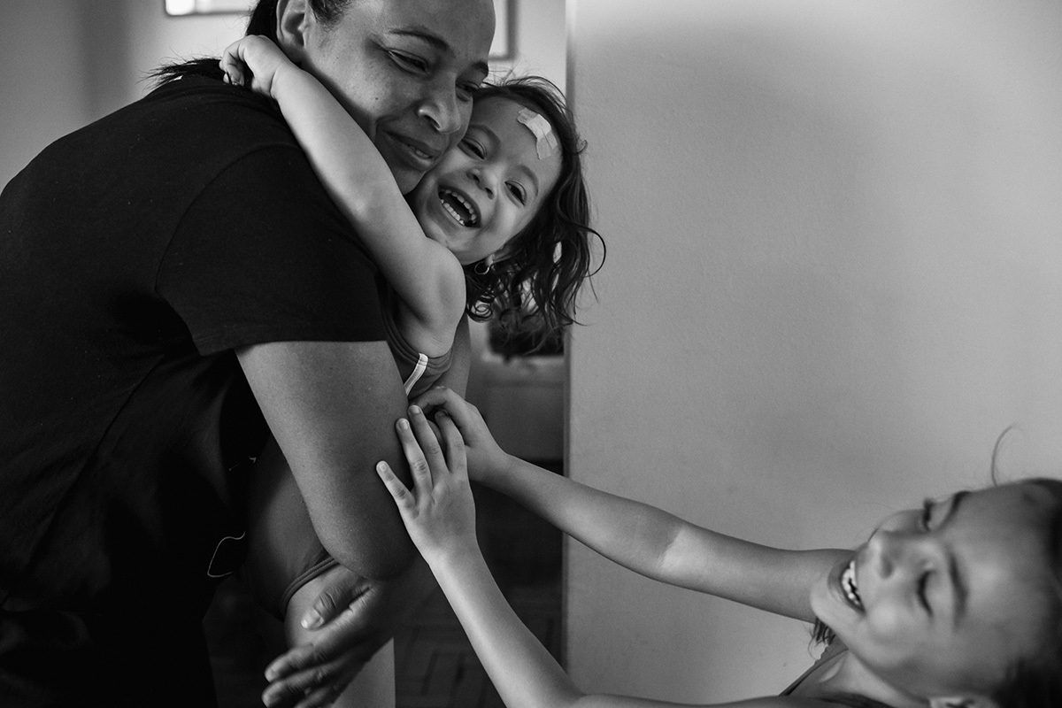 crianças abraçando a empregada