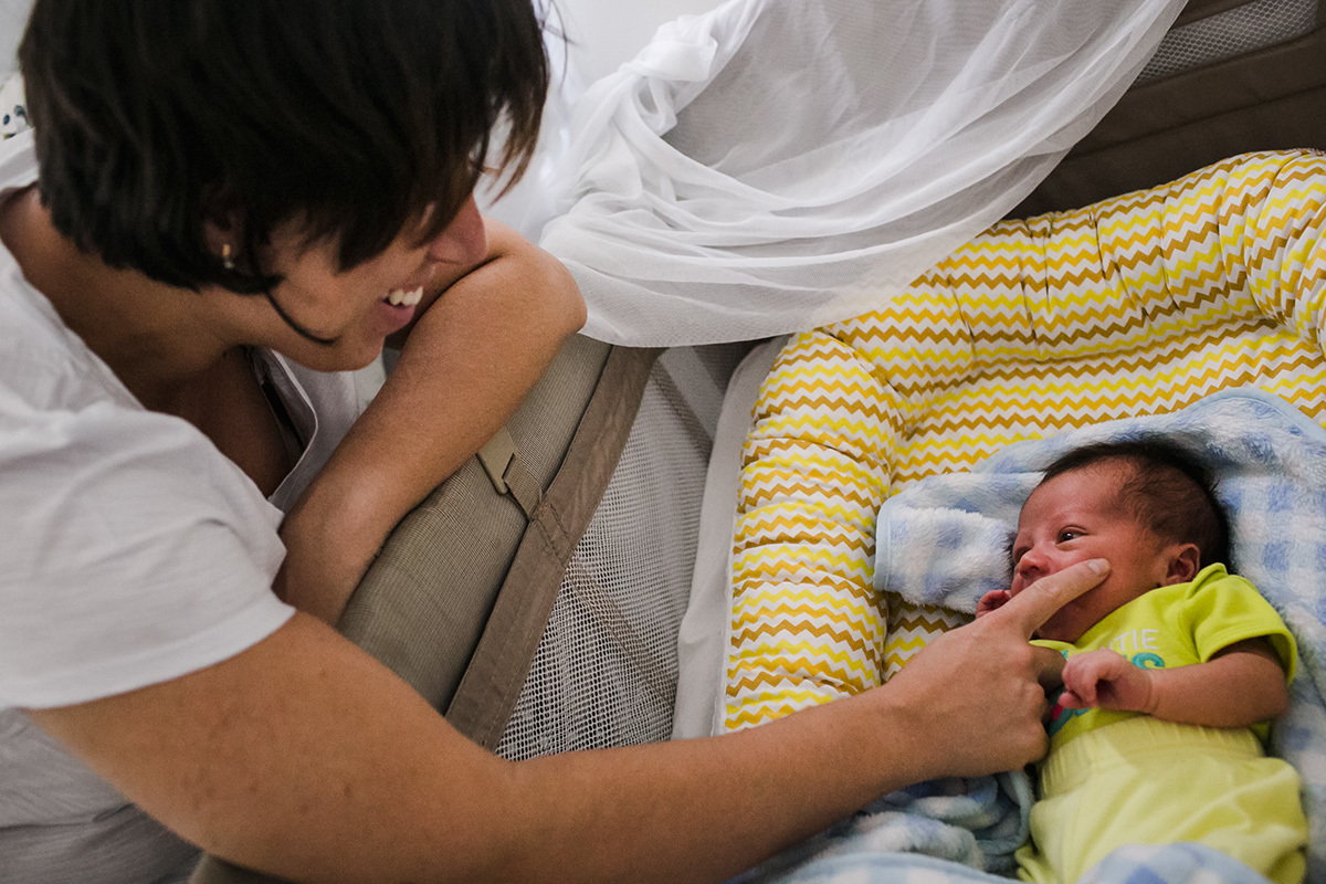 mãe fazendo carinho no seu bebê que acabou de acordar em uma foto feita por adrianacostafotos