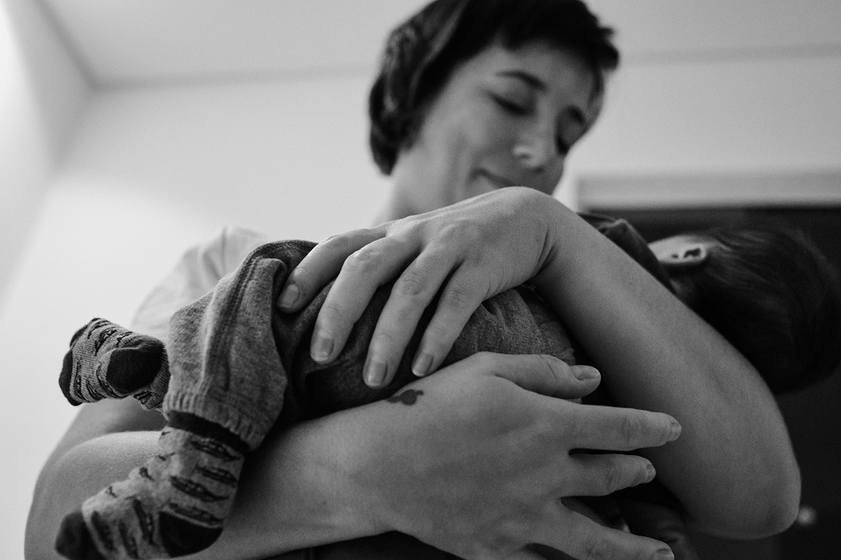 mãe abraçando seu filho no colo