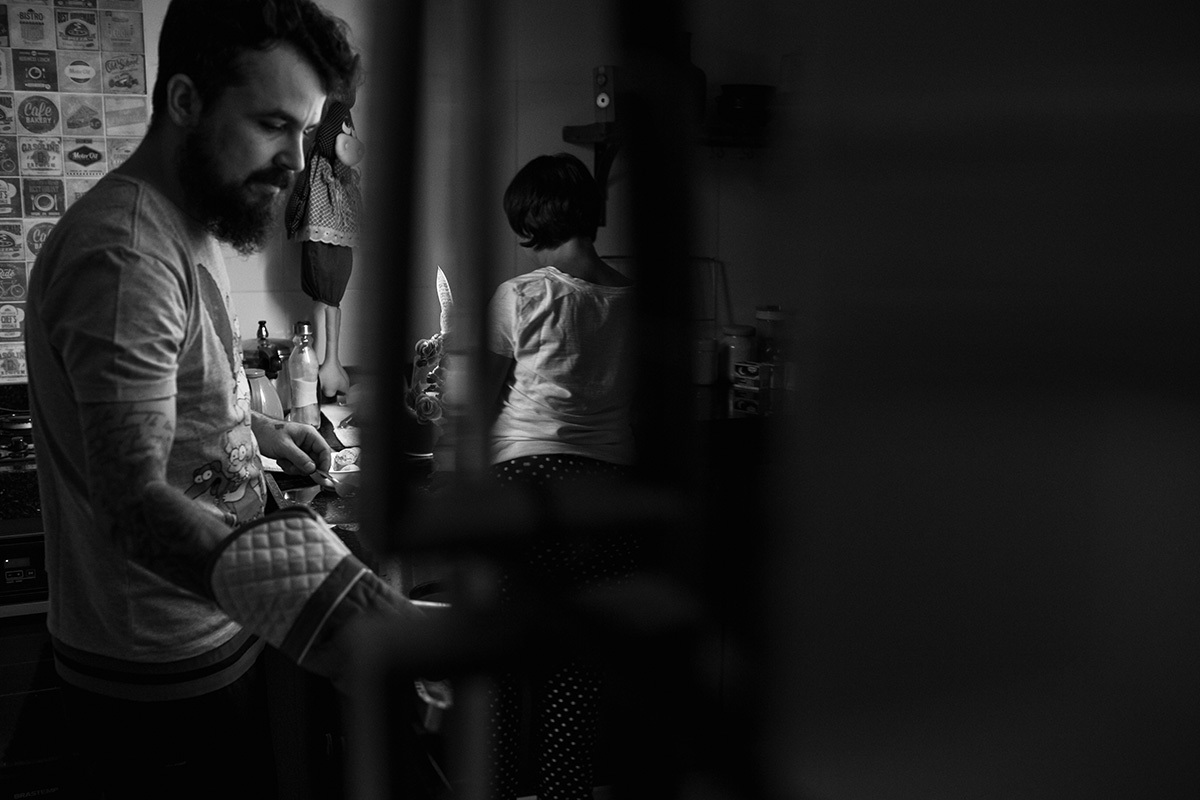 pais preparando o café da manhã