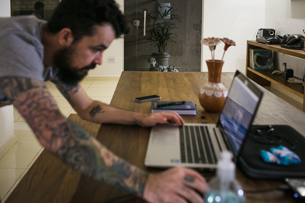 pai trabalhando sendo observado por seu cão