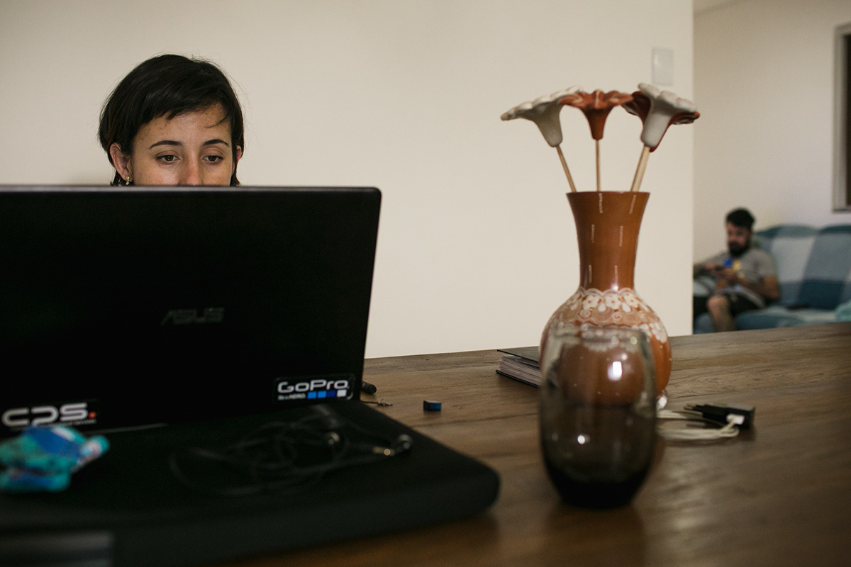 mãe e pai trabalhando enquanto o bebê dorme