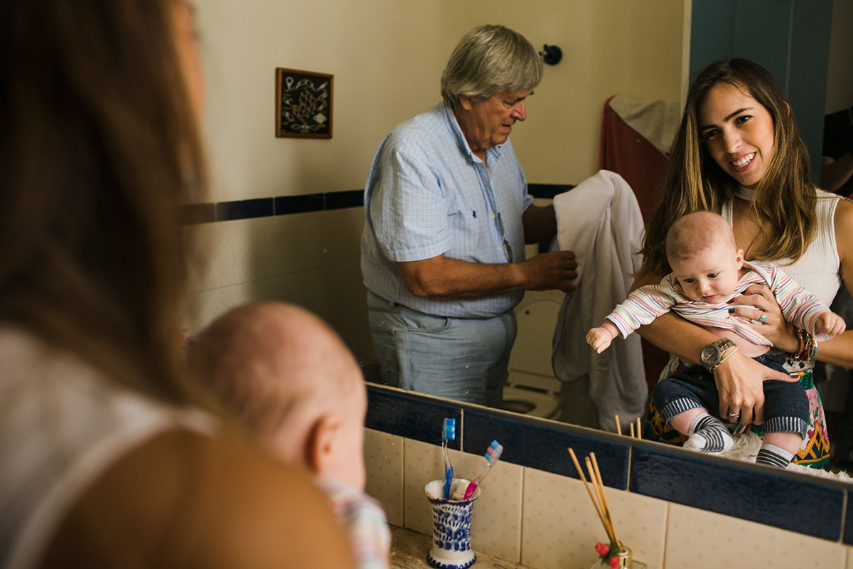 Tia e avô no banheiro com o bebê, por adrianacostafotos