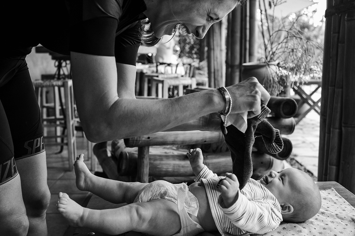 mãe brincando com seu bebê e rindo, por adrianacostafotos