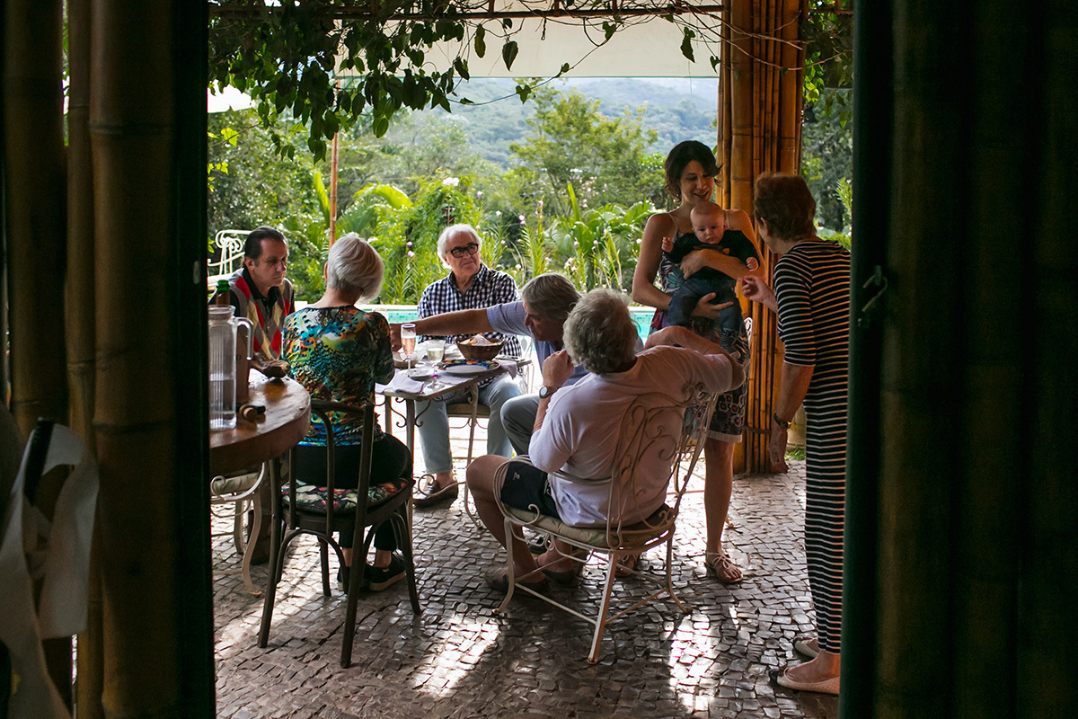 família reunida na varanda de casa