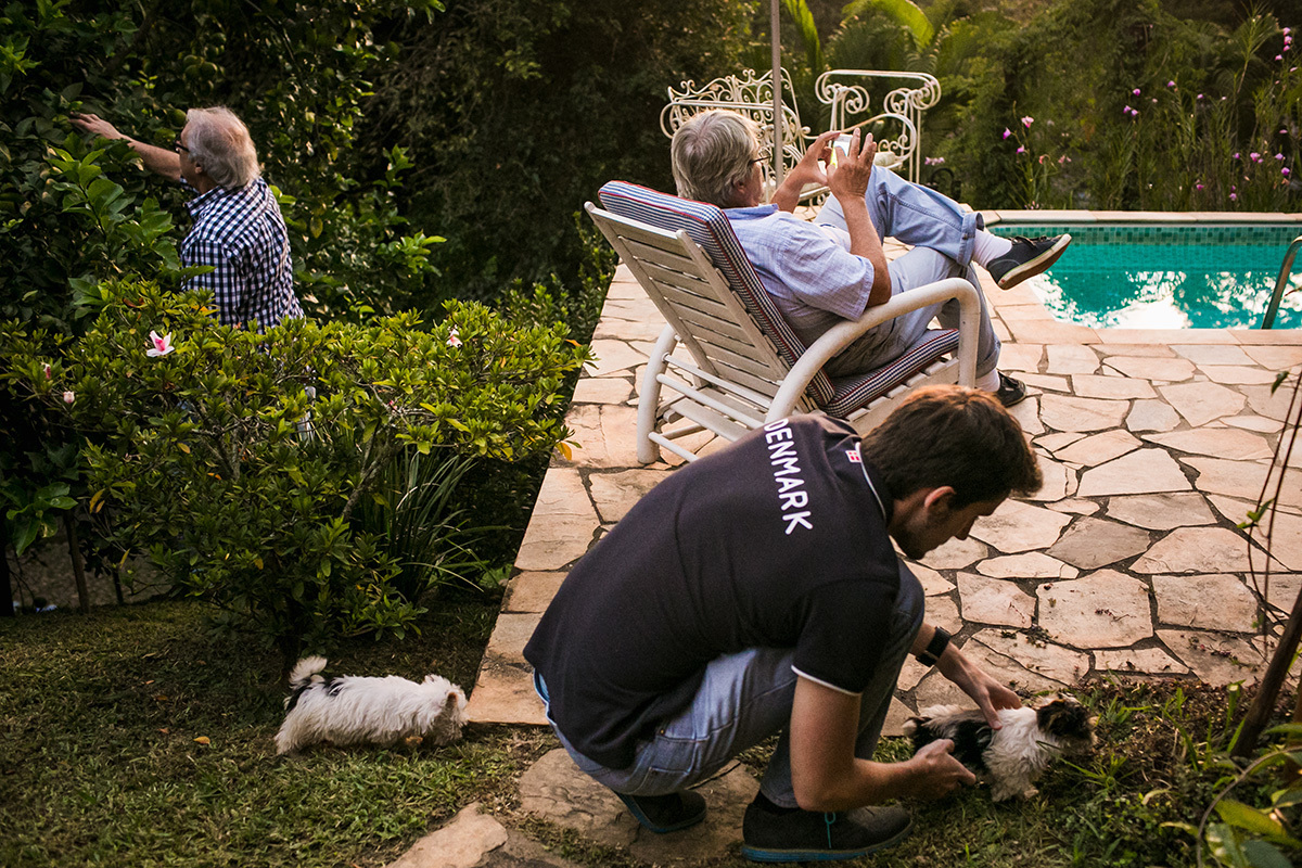 família se divertindo no jardim