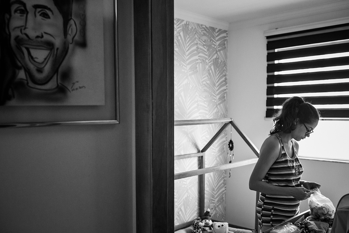 mãe escolhendo a roupa para o seu bebê