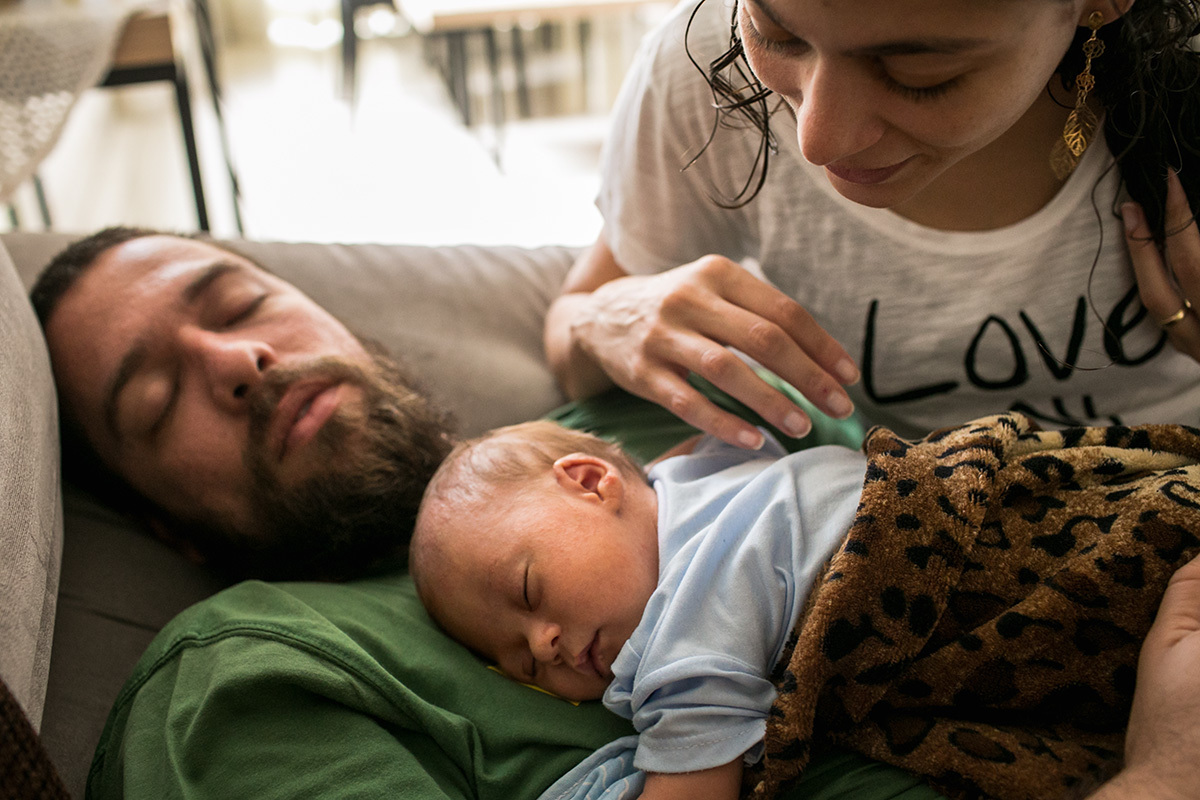 mãe observando pai e filho dormindo, por Adriana Costa