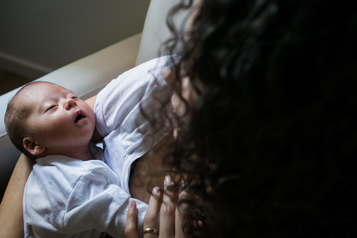 bebê prostrado após amamentação, por Adriana Costa