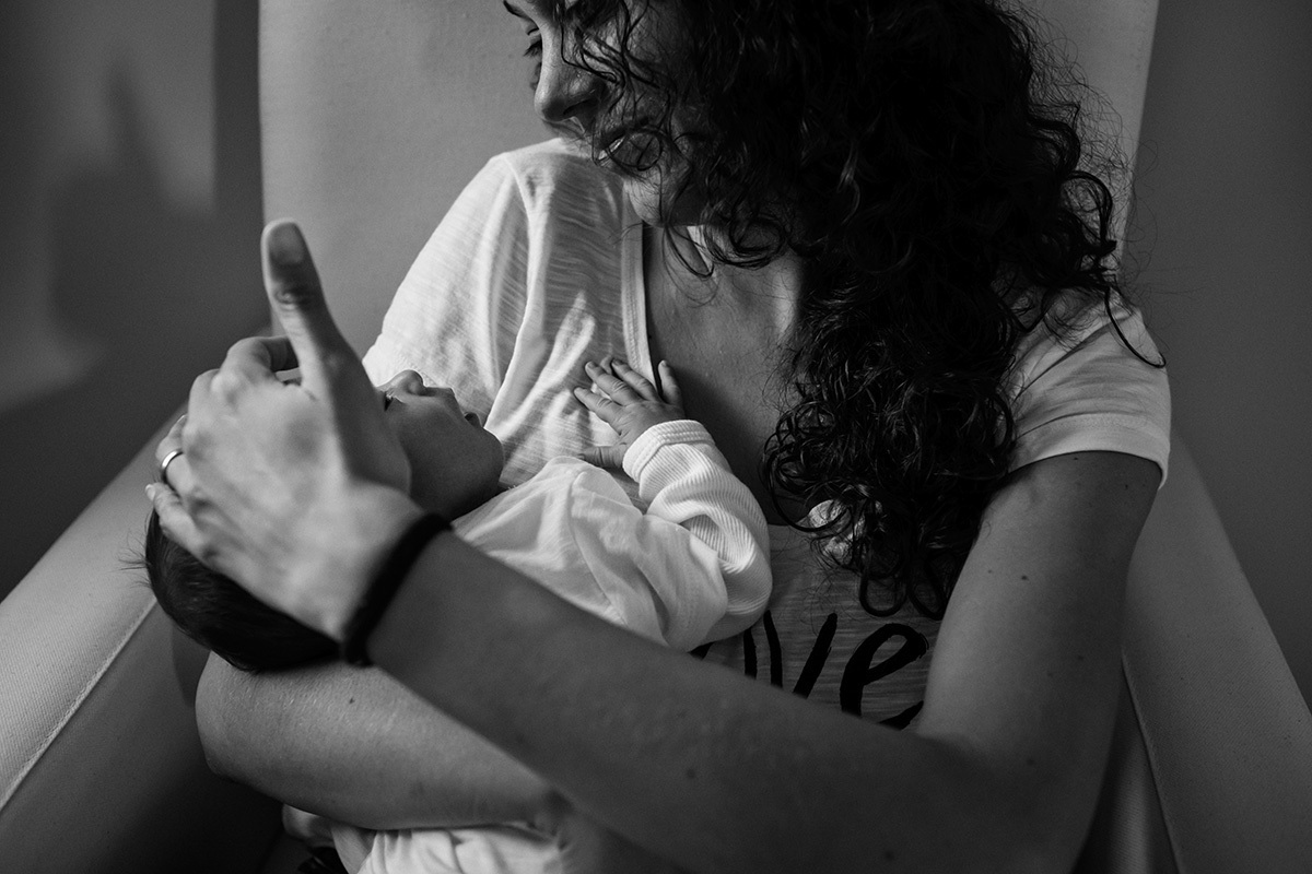 mãe fazendo carinho no seu filho ao acordar