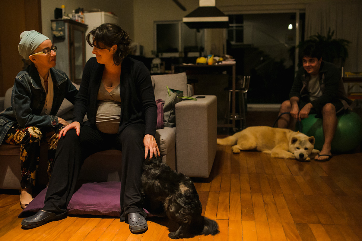 família se preparando para um parto domiciliar em foto de Adriana Costa