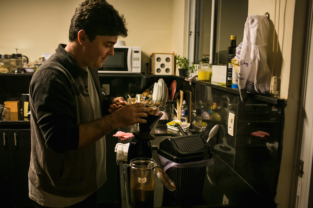 marido preparando o café enquanto sua esposa está em trabalho de parto