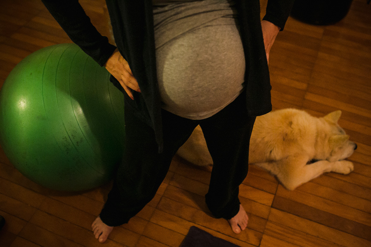 gestante fazendo movimentos de quadril para aliviar a dor da contração, por Adriana Costa