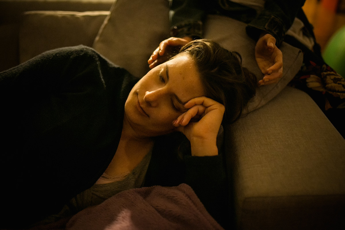 gestante sendo atendida carinhosamente pela sua doula em foto de Adriana Costa