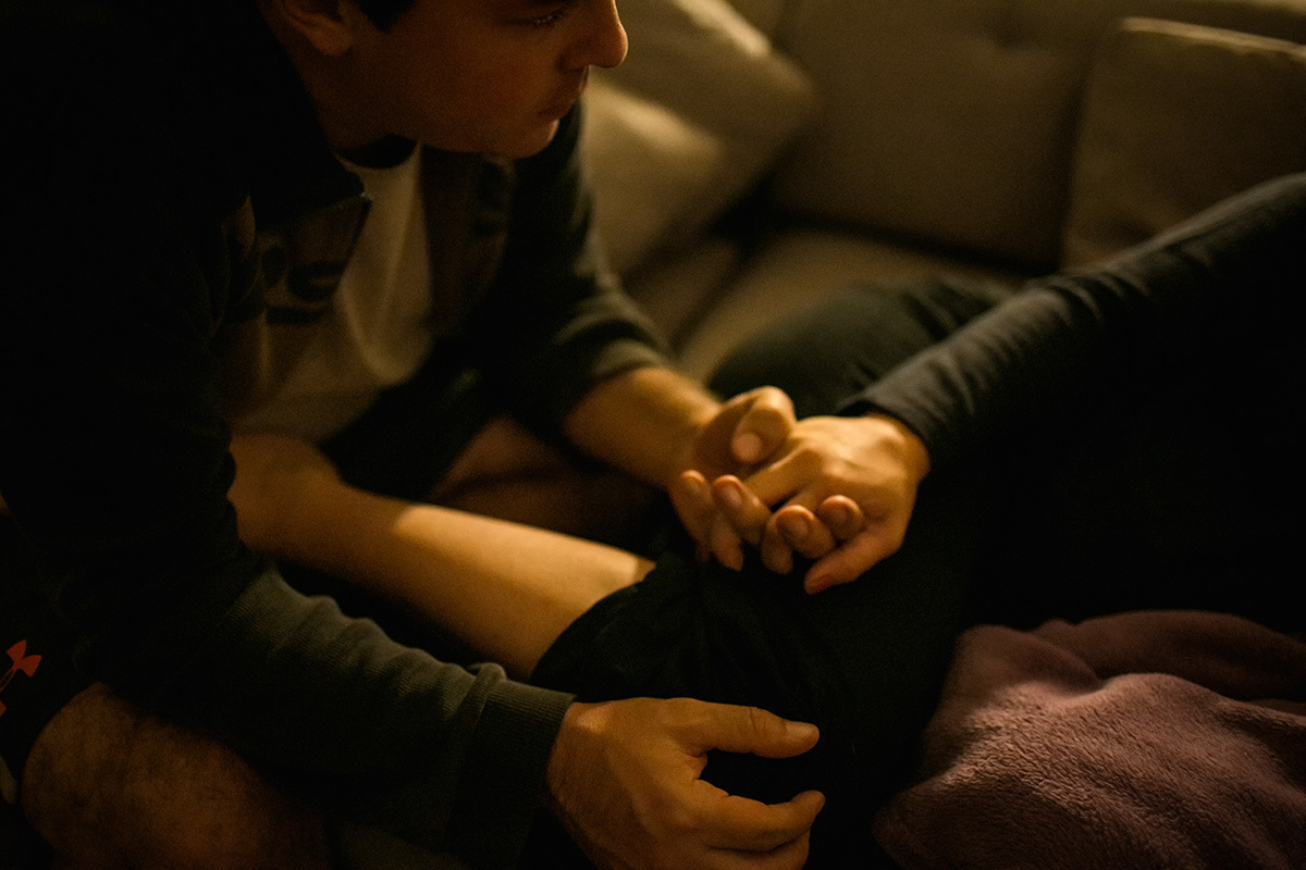 Marido dando apoio a sua esposa durante o trabalho de parto