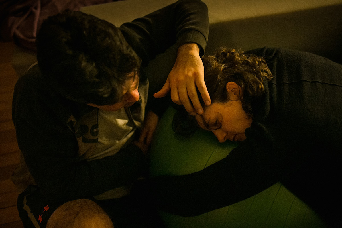 gestante recebendo carinho do marido durante seu trabalho de parto