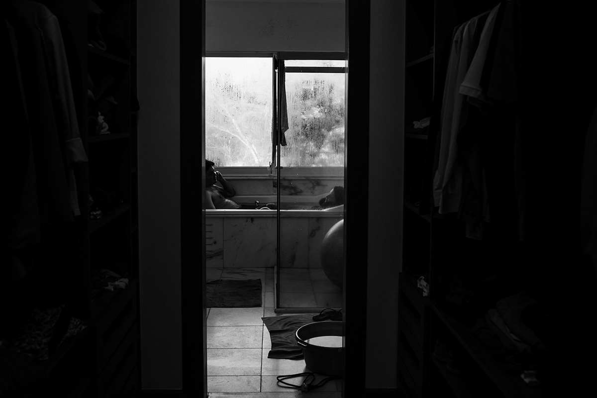 casal na banheira durante uma pausa nas contrações do parto