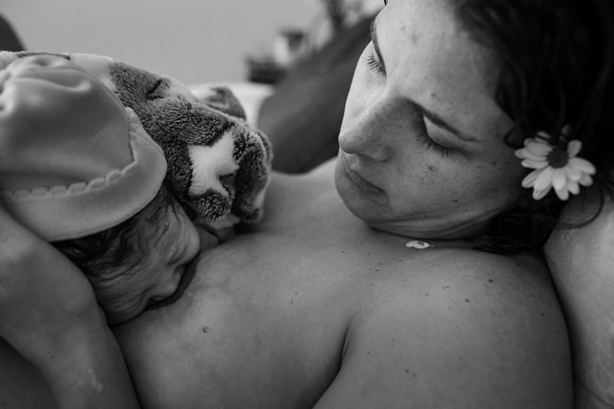 mãe amamentando sua filha pela primeira vez em foto de Adriana Costa