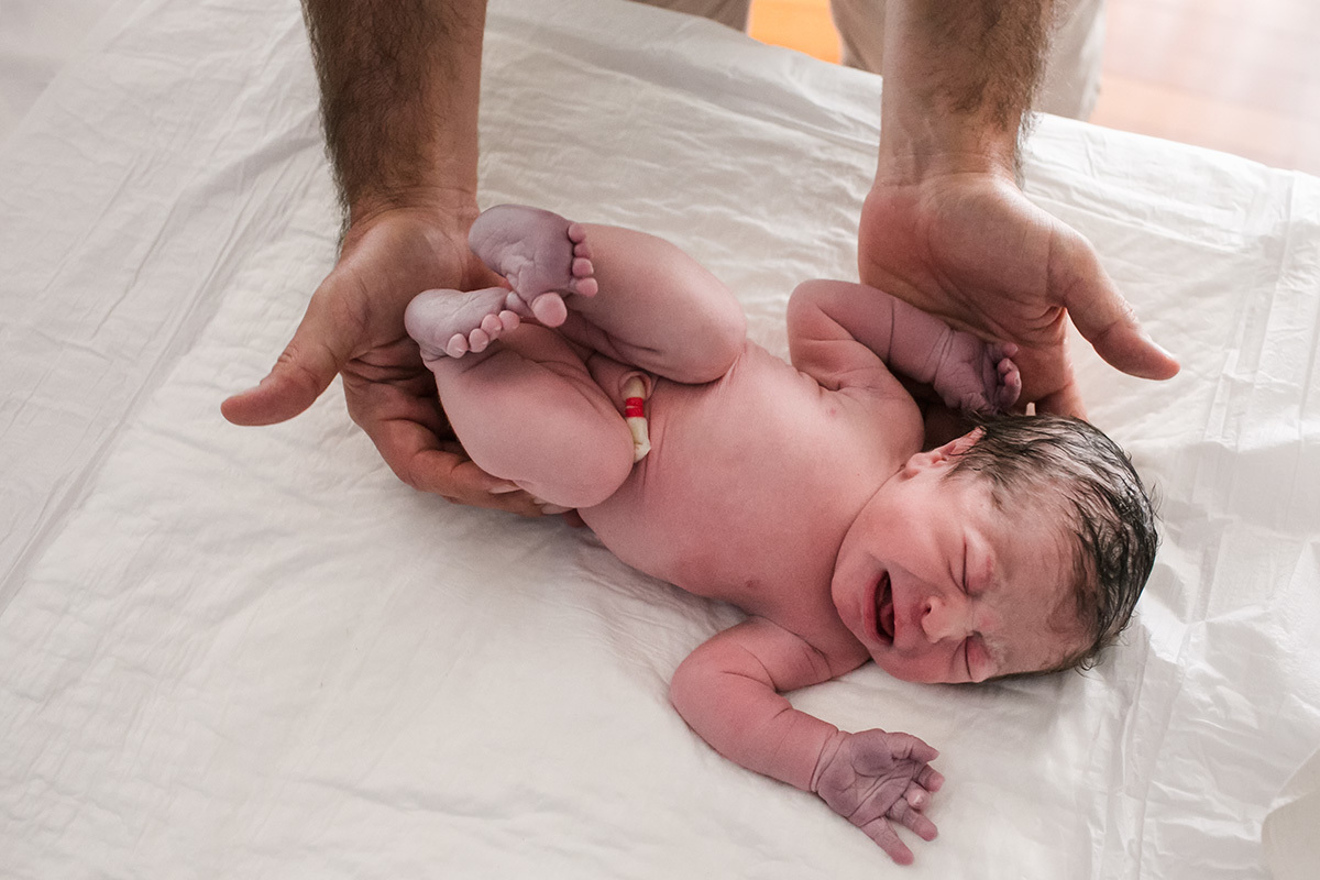 pai carregando sua filha pela primeira vez