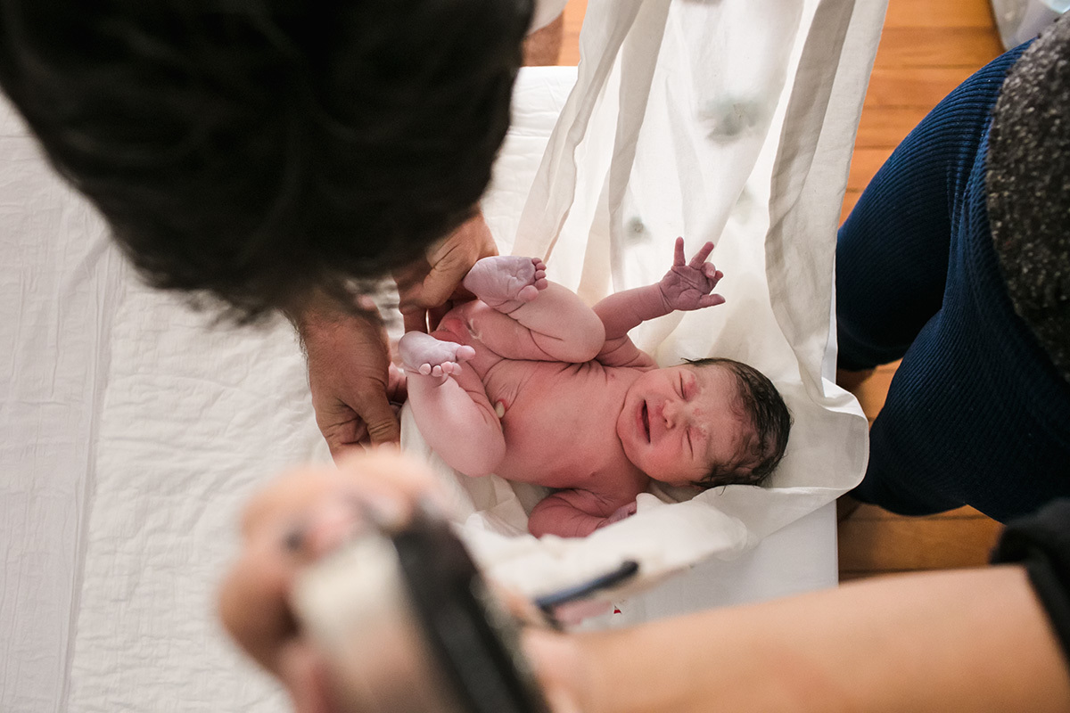 pai levando sua filha para pesar, por Adriana Costa