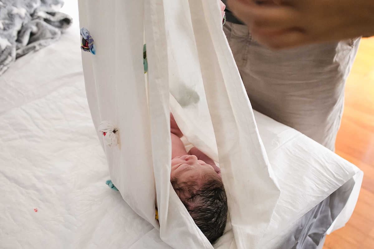 Adriana Costa registrou o bebê sendo pesado após seu nascimento