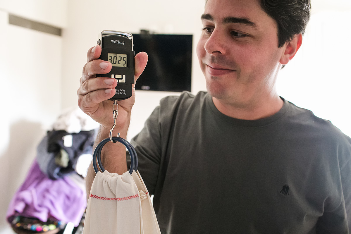 pai pesando sua filha que acabou de nascer