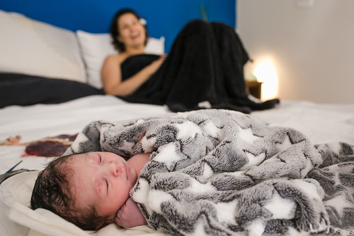 bebê que acabou de nascer sendo observado por sua mãe