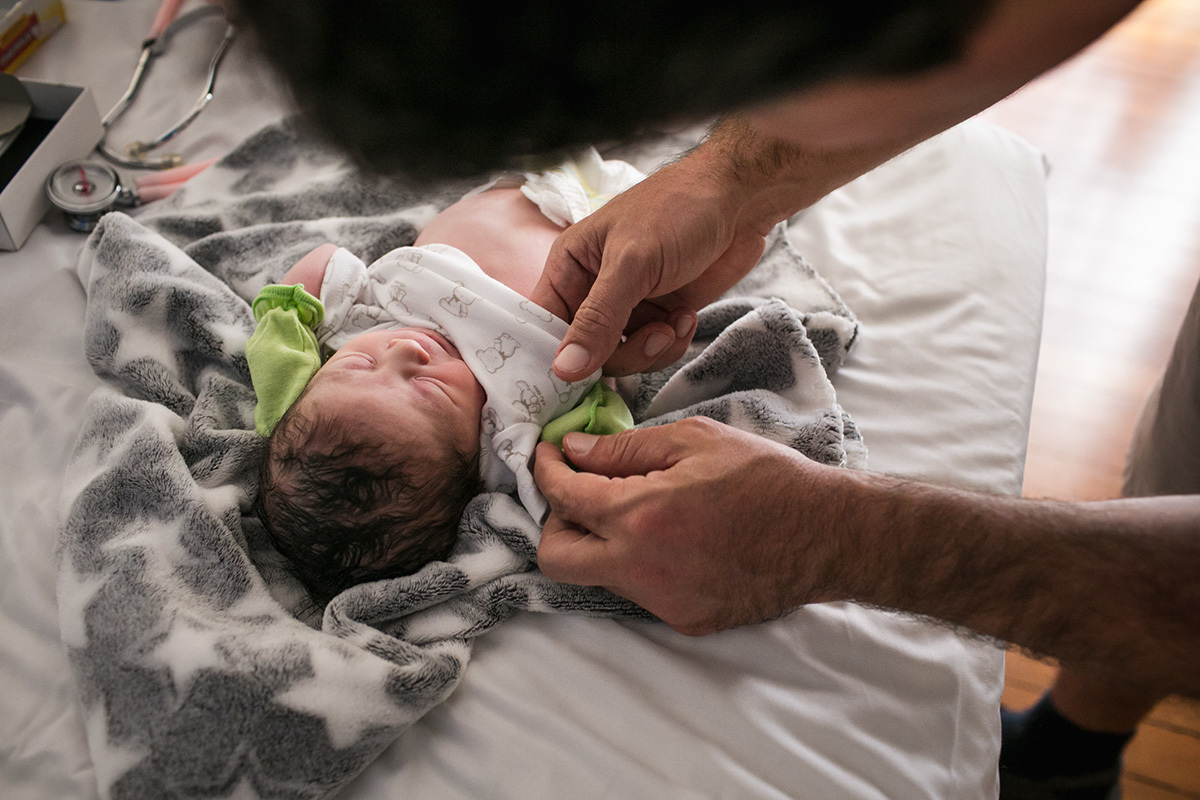 pai vestindo sua filha pela primeira vez