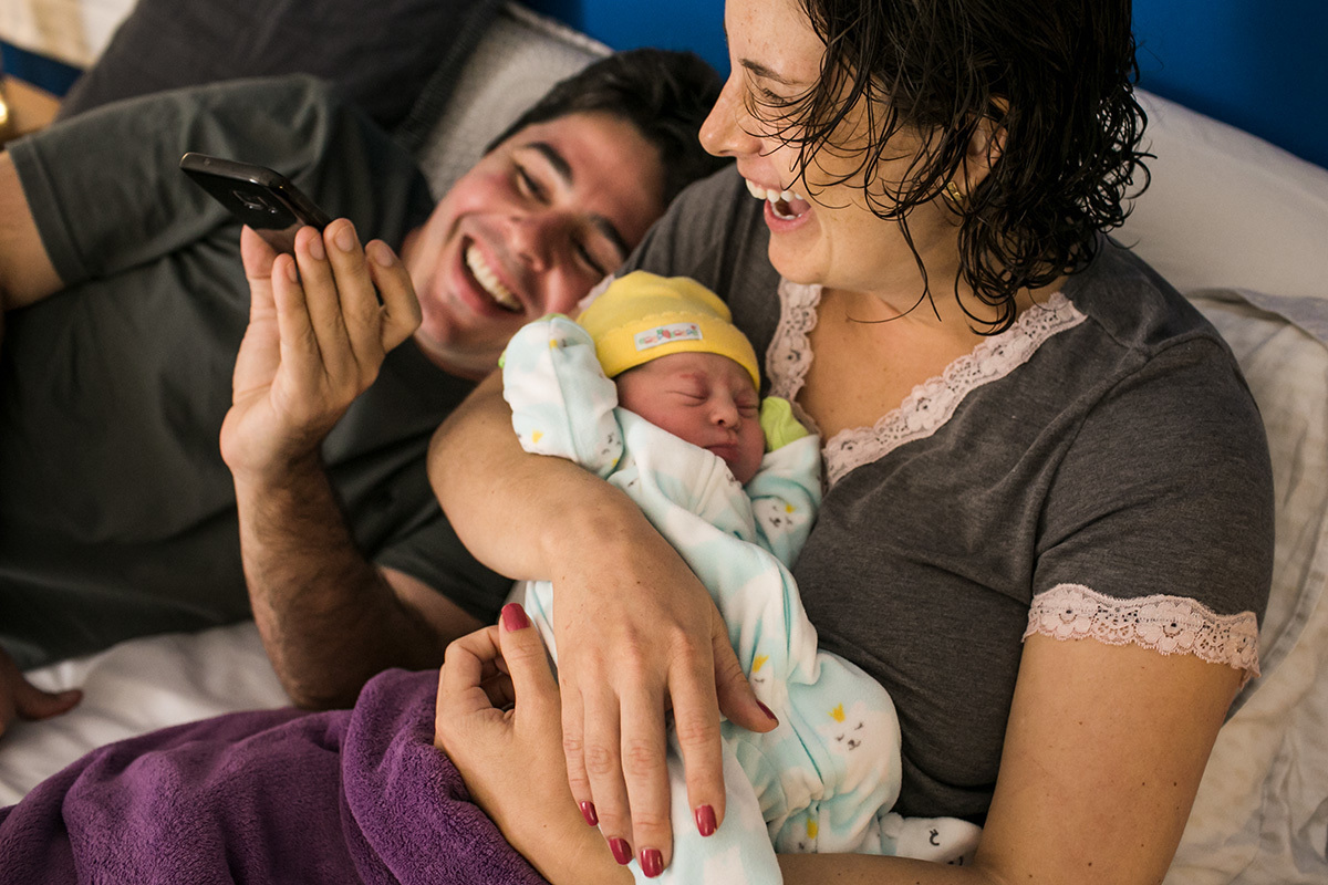 pais felizes ao contar aos avós que sua filha nasceu, por Adriana Costa