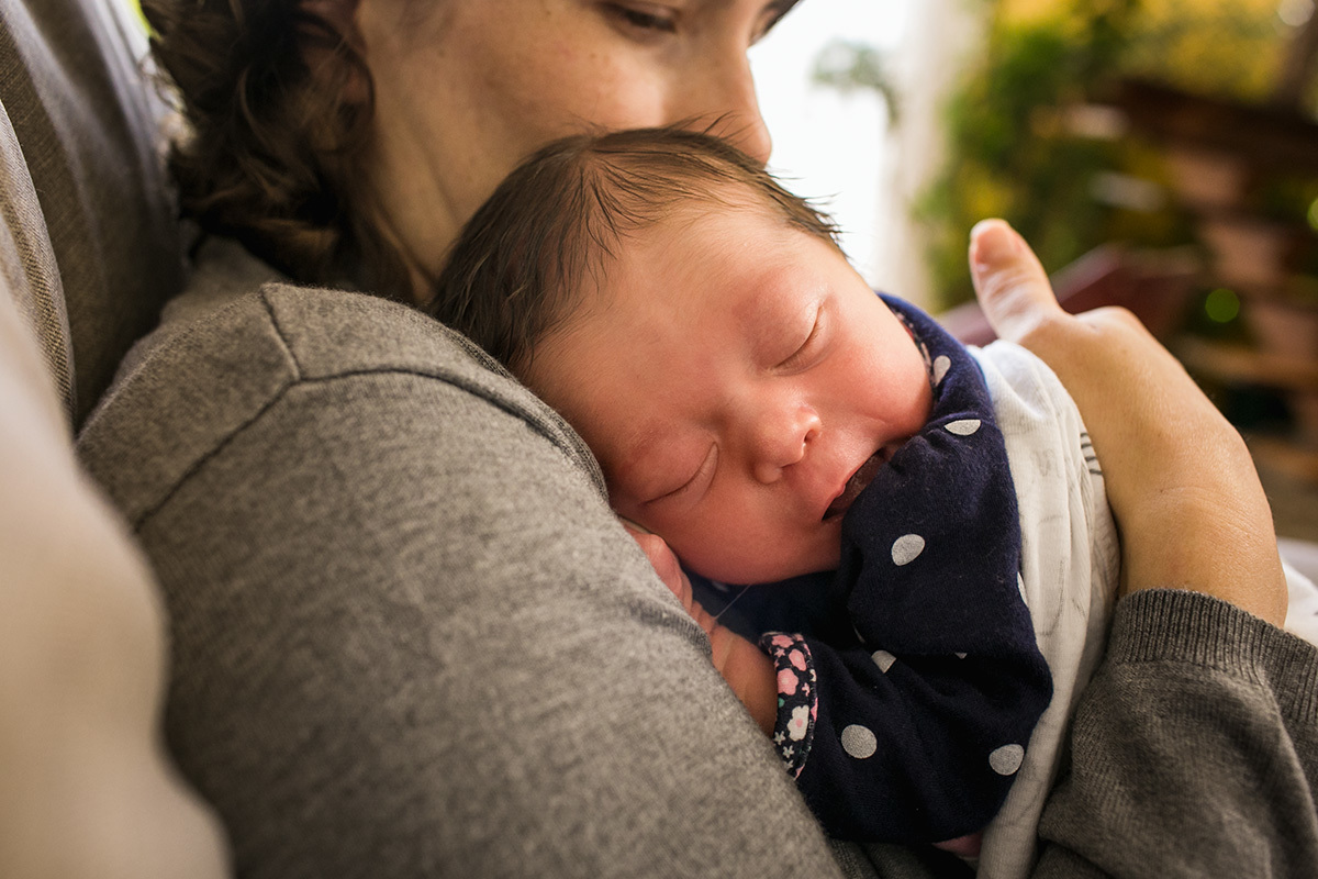 bebê dormindo no colo da mãe, por Adriana Costa
