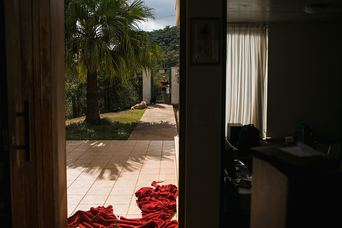 avó chegando para visitar a neta