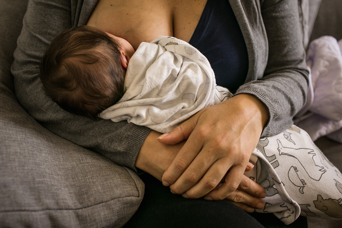 foto de Adriana Costa da mãe amamentando